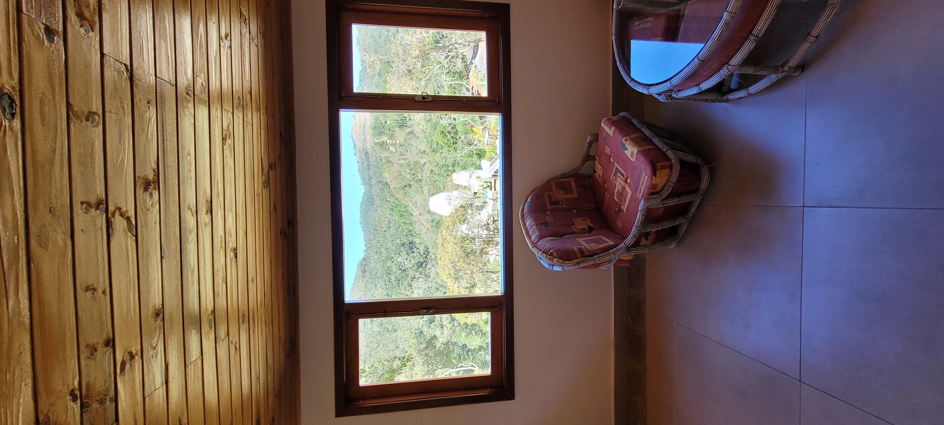 Segunda vista da sala do chalé Sevak 6